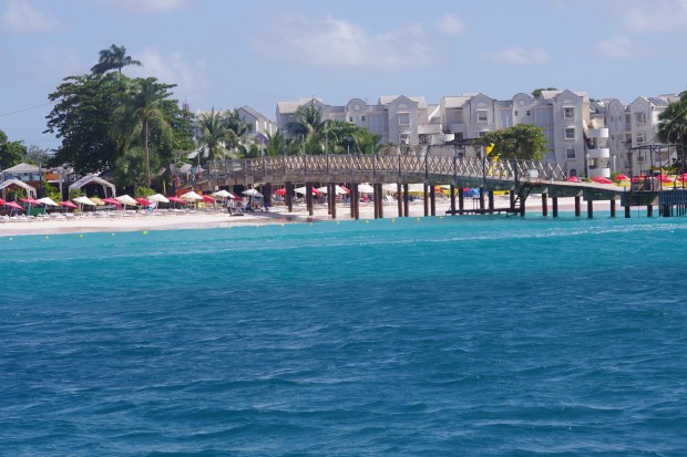 Blick auf Strandbar vom Ankerplatz