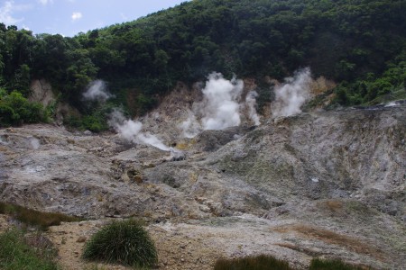 Schwefeloxide und Schwefelwasserstoff steigen aus dem Vulkan auf